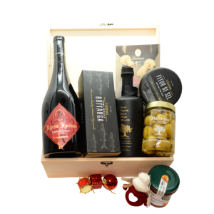 Prezentarea completă a cadoului Charming Christmas cu produse gourmet și decor de Crăciun.