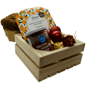 Cos cadou Orange Gift în lădiță de lemn, cu delicatese din portocale și ciocolată artizanală.