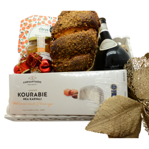 Cadoul White Christmas cu tăviță din lemn și dulciuri tradiționale de Crăciun.